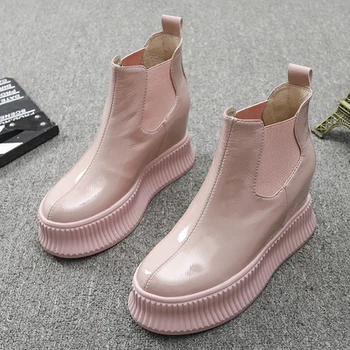 2020 efterår og vinter nye damesko tykke såler kiler med patent læder og lyse læder korte støvler. Fashionable Mart