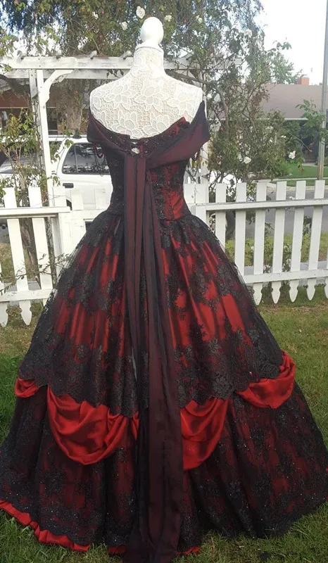 Vintage Rød og Sort brudekjoler 2021 Plus Size Lace Applique Blonder-up Tilbage Corset Top Gotiske Sleeping Beauty Bride Kjoler