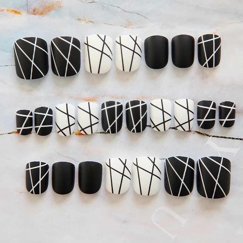 Mat Sort og ren hvid farve med uordnede linje mønster falske negle søde falske negle med lim kort lady fuld nail tips