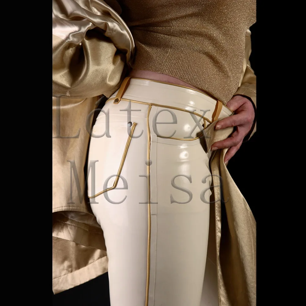 Kvinder sexet latex lige bukser lavet af naturlig latex materialer og dekoration med guld trim i hvid farve